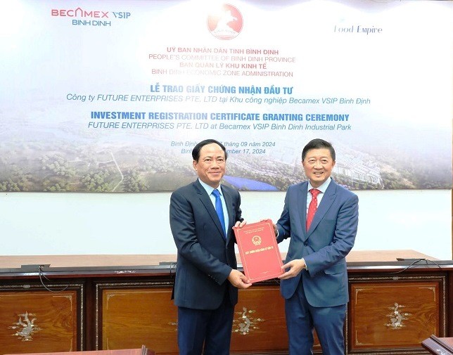 Chủ tịch UBND tỉnh Bình Định trao giấy chứng nhận đăng ký Kl99ok phiên bản mới Dự án Nhà máy Kl994 nhà cái bóng đá world cup cà phê hòa tan sấy lạnh cho ông Tang Wang Cheow, Chủ tịch Kl994 game bài casino hấp dẫn Food Empire Holdings (bên phải).