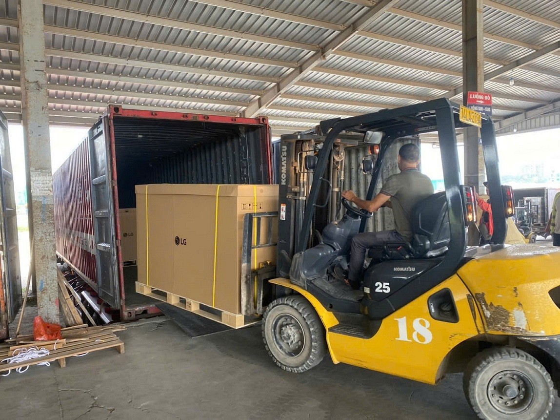 Công nhân của Công ty cổ phần xuất Link Vào Nhà Cái KL99 COM Tặng +199k quốc tế Tân Đại Dương thực hiện bốc xếp hàng hóa tại khu vực Cửa khẩu Bắc Luân II.