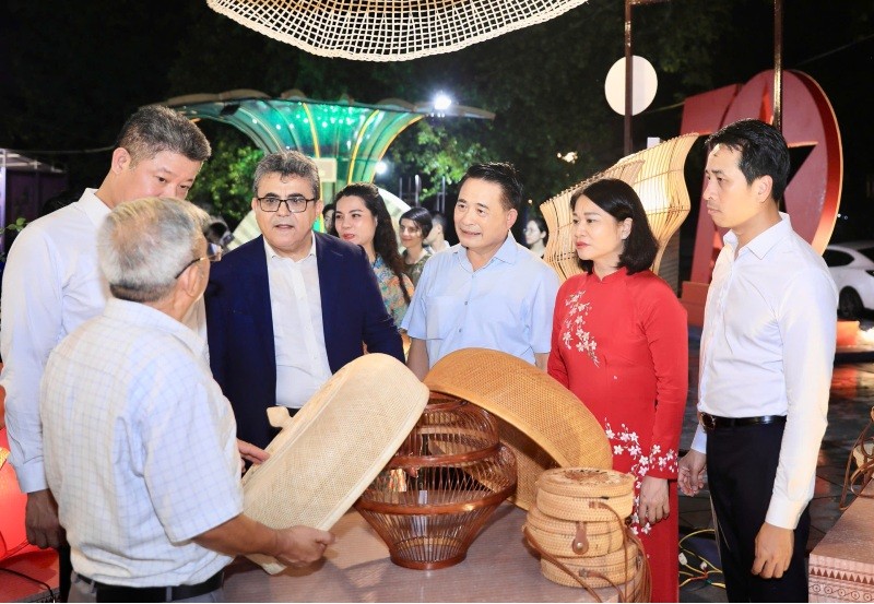 Phó bí thư Thường trực Thành ủy Hà Nội Nguyễn Thị Tuyến cùng các đại biểu tham quan gian trưng bày sản phẩm thủ công tại Festival.