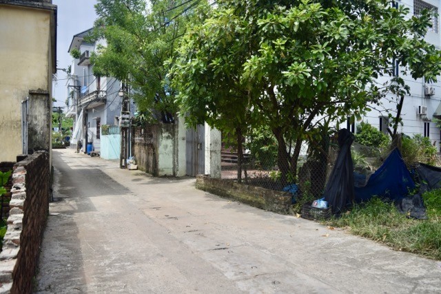 Tại những lô đất ở trong ngõ, mức giá cũng đã khoảng 90 triệu đồng/m2 trở lên. Riêng với thửa trong hình, nhà Kl99ok phiên bản mới đang chào bán với số tiền lên tới 105 triệu đồng/m2, do lô đất chỉ cách đường lớn - nơi có thể nhìn thẳng ra Vinhomes Cổ Loa - khoảng 20 m.