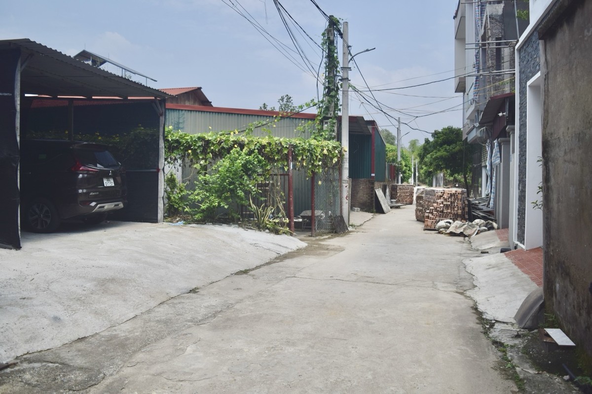Lô đất ở trên đang được tận dụng làm nơi đỗ xe ô tô. Dù nằm cách Vinhomes Cổ Loa gần 1 km nhưng giá cũng đã rao bán 95 triệu đồng/m2.