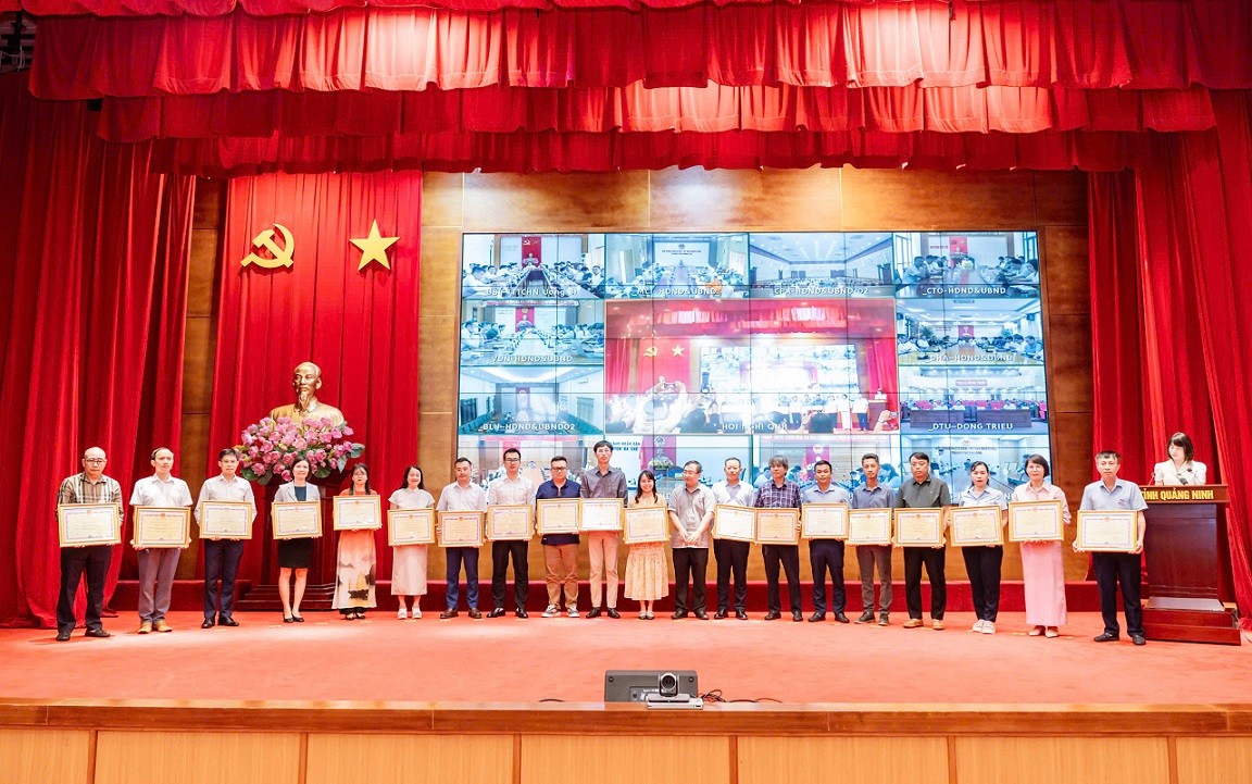 UBND tỉnh Quảng Ninh tặng Bằng khen cho các tập thể có thành tích xuất sắc đột xuất trong công tác phòng, chống, khắc phục hậu quả bão số 3.