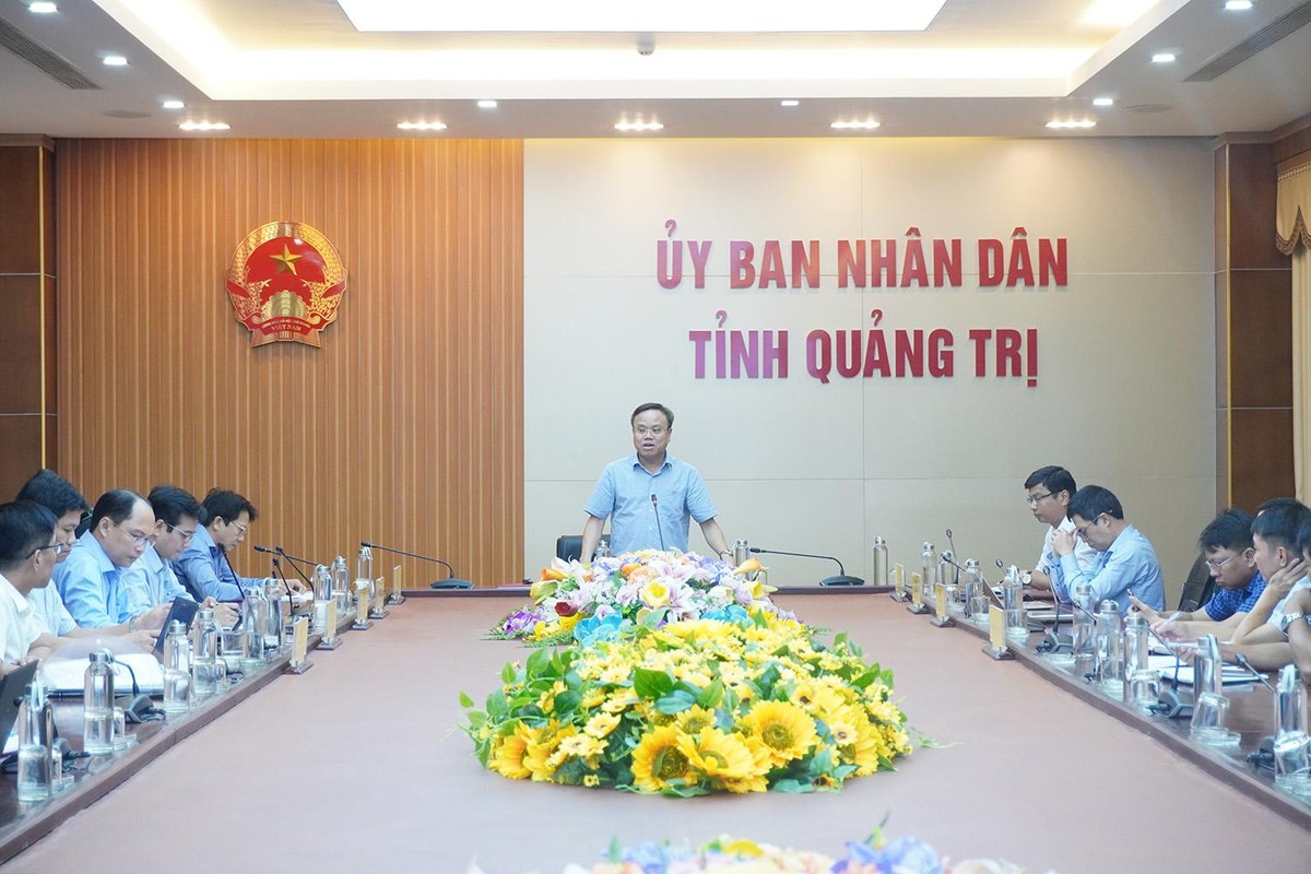 Phó chủ tịch UBND tỉnh Quảng Trị Lê Đức Tiến chỉ đạo các đơn vị liên quan nghiên cứu lựa chọn phương án Kl99ok phiên bản mới QL15D phù hợp Ảnh: Trường Nhật