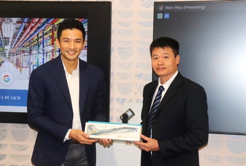 Đại diện Vietnam Airlines tặng quà lưu niệm cho ông Marc Woo, Giám đốc Quốc gia Việt Nam, Google châu Á- Thái Bình Dương.