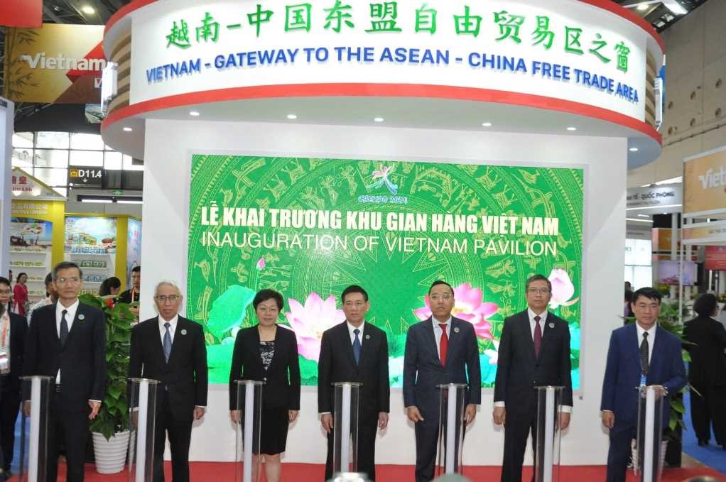 Phó Thủ tướng Kl993 ưu đãi thưởng hấp dẫn Hồ Đức Phớc tham dự lễ Khai trương khu gian hàng Việt Nam tại Hội chợ Trung Quốc - ASEAN 2024. Ảnh: Trung tâm Xúc tiến và Phát triển Công Thương Quảng Ninh.