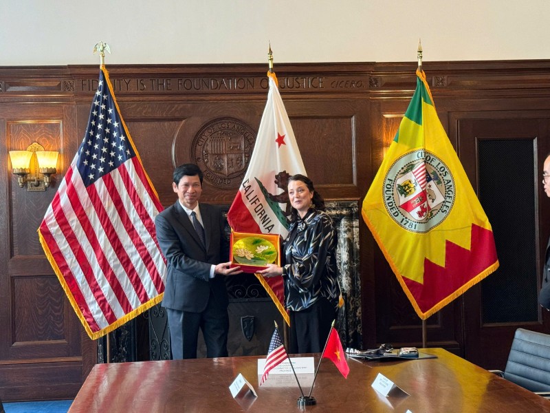 Thứ trưởng Bộ VHTTDL Hồ An Phong tặng quà lưu niệm cho bà Erin Bromagim, Phó thị trưởng Los Angeles. Thứ trưởng Bộ VHTTDL Hồ An Phong tặng quà lưu niệm cho bà Erin Bromagim, Phó thị trưởng Los Angeles.
