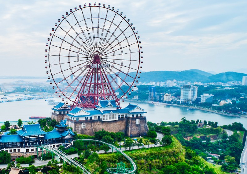 Vòng quay Sun Wheel hiện đang được bảo trì bởi đội ngũ chuyên gia nước ngoài Vòng quay Sun Wheel hiện đang được bảo trì bởi đội ngũ chuyên gia nước ngoài