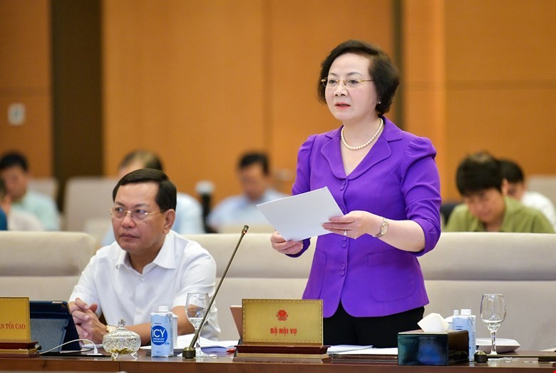 Bộ trưởng Bộ Nội vụ Phạm Thị Thanh Trà trình bày tờ trình.