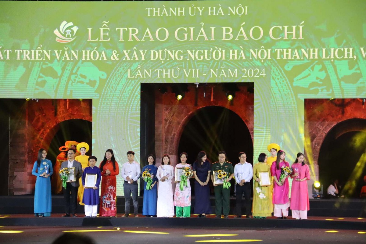 Trao bằng khen và kỷ niệm chương cho các tác phẩm đoạt giải B. Ảnh: Nguyễn Linh