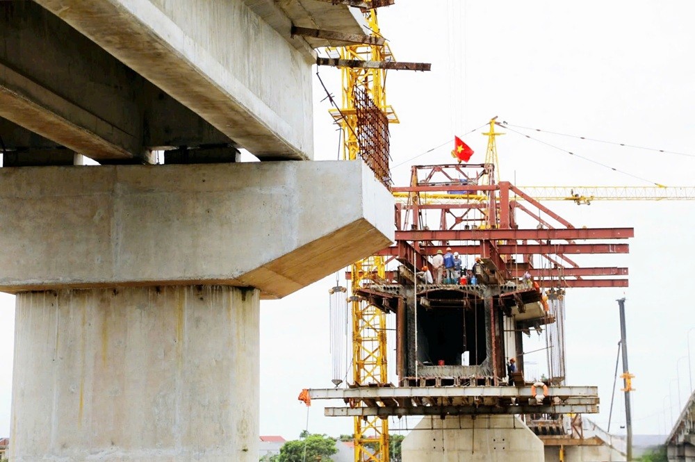 Cầu Hợp Thanh thuộc dự án cải tạo, nâng cấp đường tỉnh 390 (huyện Thanh Hà) đang khẩn trương thi công. Ảnh: Báo Hải Dương