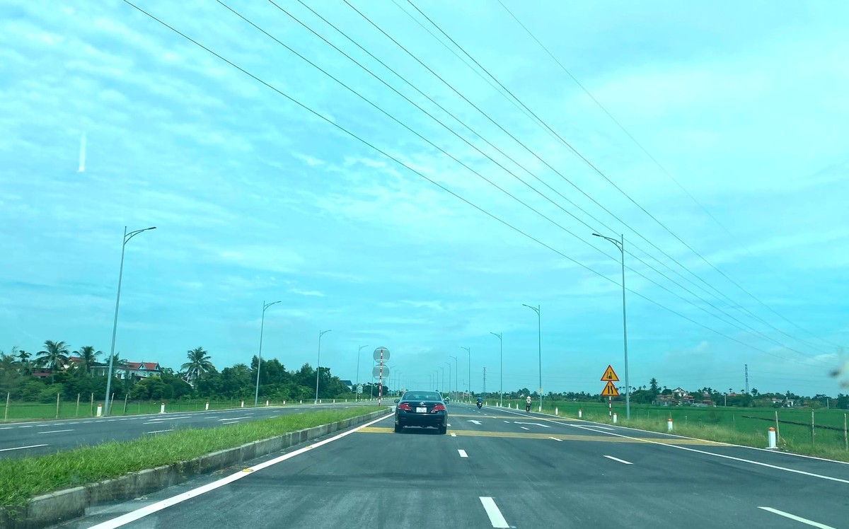Dự án đường trục Đông - Tây huyện Kim Thành giai đoạn 1 là một trong những công trình, dự án sử dụng nguồn vốn Kl99ok phiên bản mới công đã hoàn thành thông tuyến từ tháng 7/2024. Ảnh: Báo Hải Dương