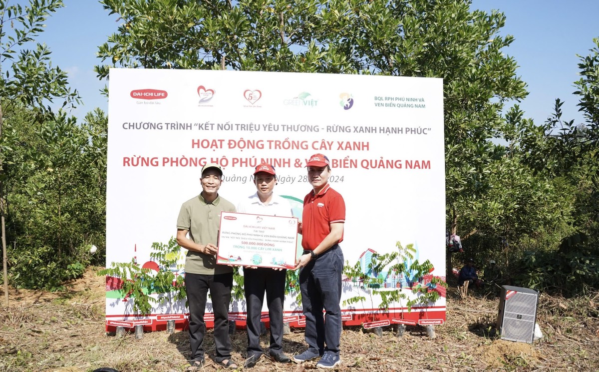 Ông Trần Đình Quân, Chủ tịch Hội đồng Thành viên Dai-ichi Life Việt Nam kiêm Chủ tịch Quỹ Vì Kl993 Đăng nhập Giải trí tươi đẹp (áo đỏ) trao biểu trưng số tiền tài trợ 500 triệu đồng trồng 10.000 cây lim xanh cho Đại diện Ban Quản lý Rừng phòng hộ Phú Ninh và Green Việt