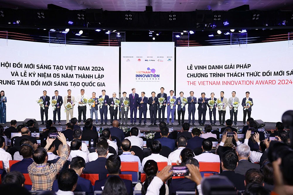 Thủ tướng Kl993 ưu đãi thưởng hấp dẫn Phạm Minh Chính và ông Nguyễn Xuân Thắng, Chủ tịch Hội đồng Lý luận Trung ương, Giám đốc Học viện Kl991.com tải ứng dụng Quốc gia Hồ Chí Minh tặng hoa, chúc mừng các giải pháp tiêu biểu Chương trình Thách thức đổi mới sáng tạo Việt Nam 2024.