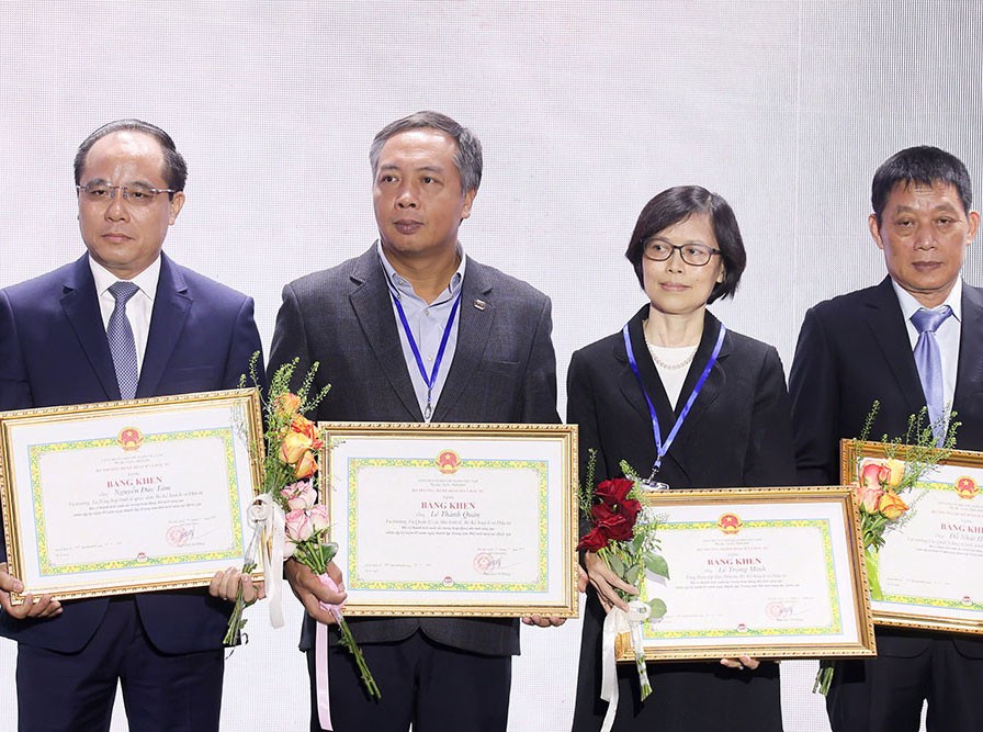 Ông Lê Trọng Minh, Tổng Biên tập Báo Kl99ok phiên bản mới (thứ hai từ trái sang) nhận bằng khen của Bộ trưởng Bộ Kế hoạch và Kl99ok phiên bản mới dành cho các cá nhân có đóng góp tích cực cho hệ sinh thái đổi mới sáng tạo.
