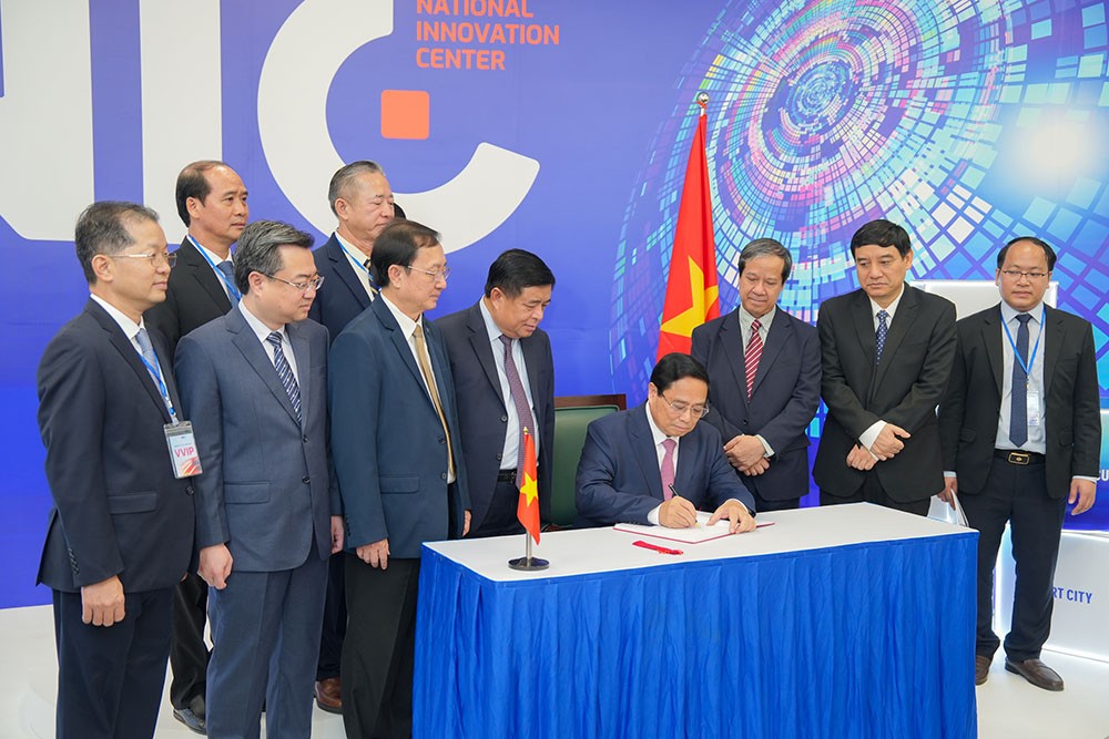Tham quan Phòng truyền thống của NIC, Thủ tướng viết lưu bút: "Tự hào và chúc mừng, hy vọng rất nhiều về NIC trong quá trình đổi mới sáng tạo của Việt Nam!".