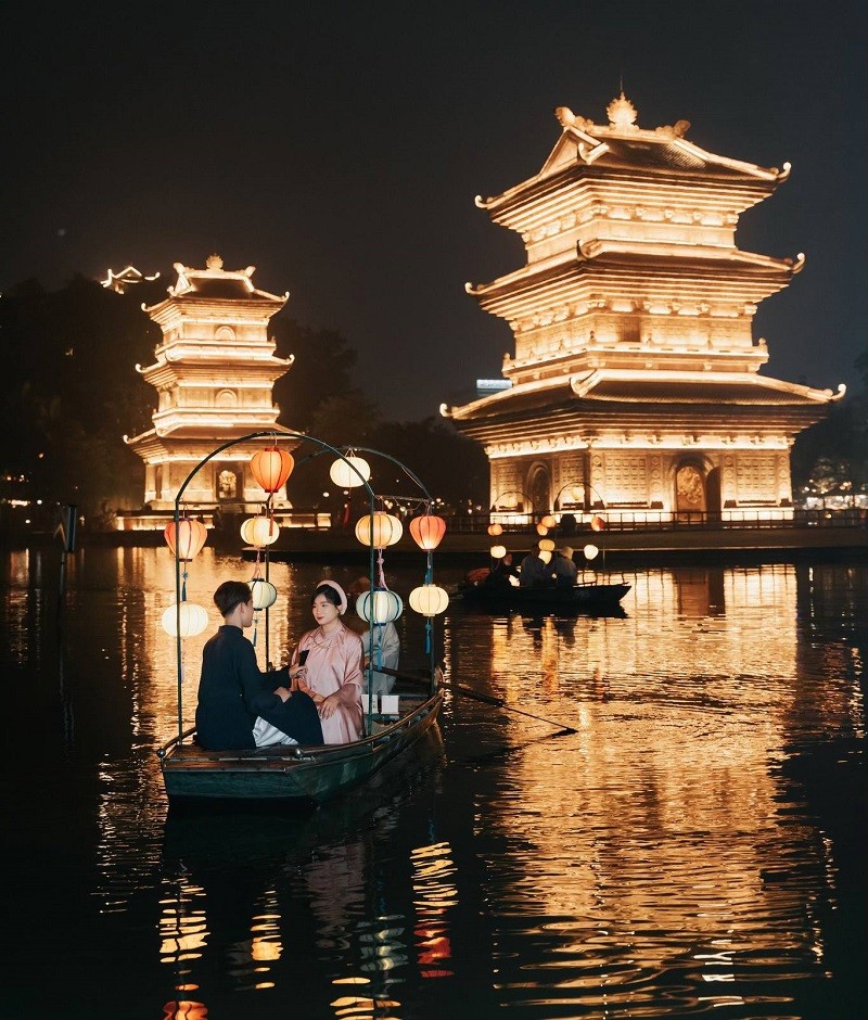 Phố cổ Hoa Lư lung linh huyền ảo với hàng trăm chiếc lồng đèn được thắp sáng là địa điểm hút khách du lịch về đêm tại Ninh Bình