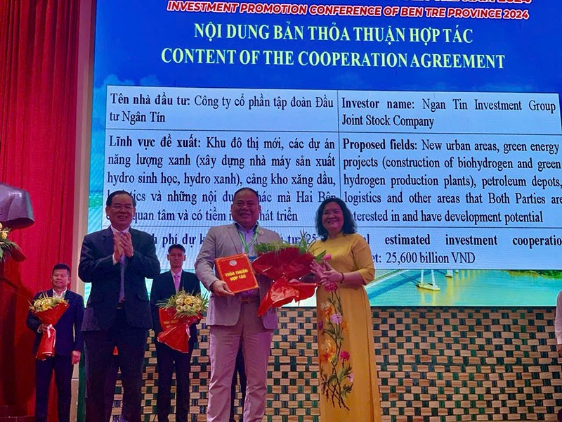 Quyền Bí thư Tỉnh ủy Bến Tre Hồ Thị Hoàng Yến (phải) và Chủ tịch UBND tỉnh trao biên bản thỏa thuận hợp tác cho ông Trương Đình Hải, Chủ tịch HĐQT Công ty cổ phần Kl994 game bài casino hấp dẫn Kl99ok phiên bản mới Ngân Tín.