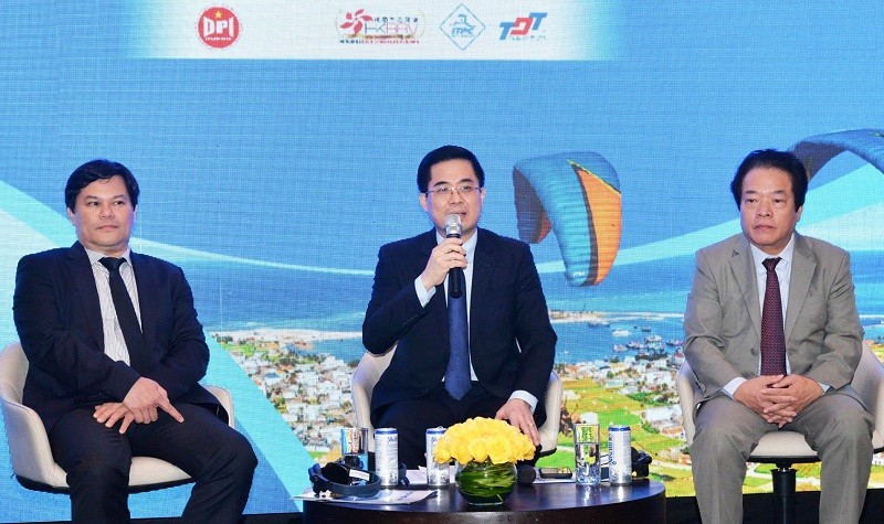 Ông Nguyễn Hoàng Giang (ngồi giữa) Chủ tịch UBND tỉnh Quảng Ngãi trả lời câu hỏi của các nhà Kl99ok phiên bản mới dự hội nghị