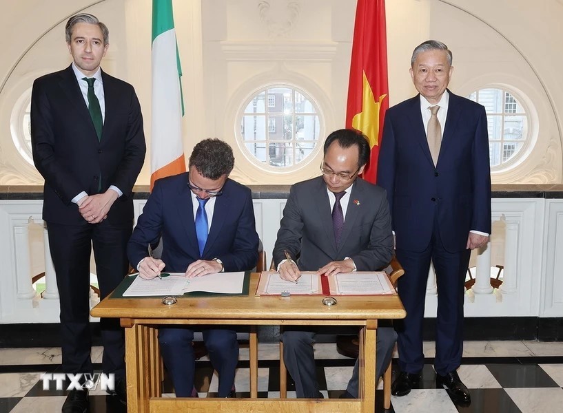 Tổng Bí thư, Chủ tịch nước Tô Lâm và Thủ tướng Ireland Simon Harris chứng kiến Lễ ký Thỏa thuận hợp tác chiến lược về giáo dục đại học giữa Bộ Giáo dục và Đào tạo Việt Nam với Bộ Giáo dục đại học , nghiên cứu, đổi mới và khoa học Ireland. Ảnh: TTXVN