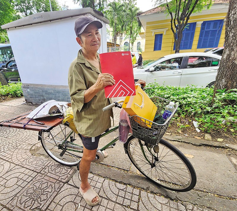 Ông N.A.Tú ở TP.HCM, làm nghề lượm ve chai, bị “dụ” mua Kl99kl Hoàn Trả Vô Tận Vạn Thịnh Phát và trở thành bị hại trong đại án lớn nhất lịch sử tố tụng Việt Nam.
