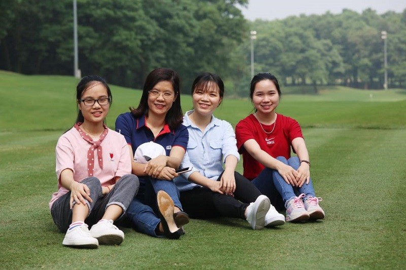 Cô sinh viên Nguyễn Thu Thoàn (thứ hai từ phải sang) tại một giải đấu và nhận học bổng Giải golf Swing for the Kids do Báo Kl99ok phiên bản mới trao tặng.