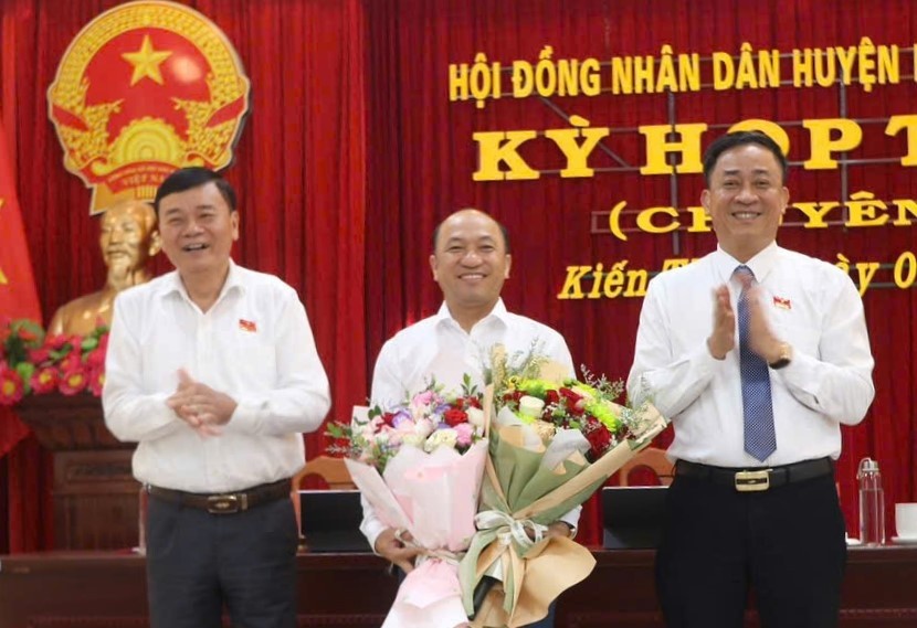 Ông Ngô Duy Khâm được bầu giữ chức Phó chủ tịch UBND huyện Kiến Thụy.