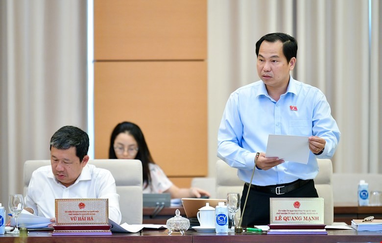 Chủ nhiệm Uỷ ban Kl991.com nạp rút nhanh - Ngân sách Lê Quang Mạnh trình bày báo cáo thẩm tra.