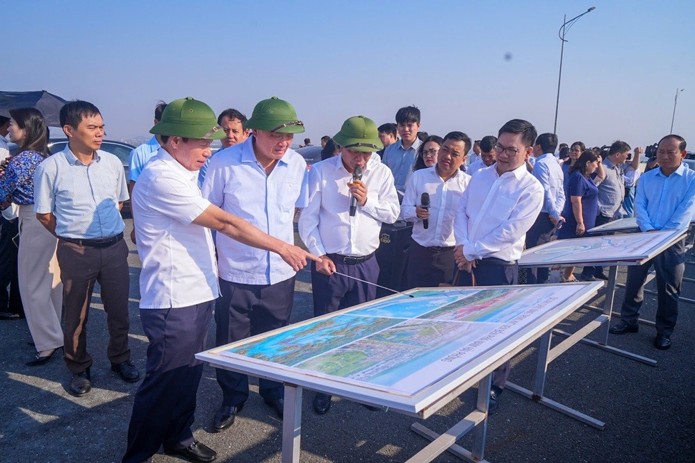 Phó thủ tướng Nguyễn Hòa Bình đi thị sát, kiểm tra khu vực dự án xây dựng đường KL99 là nhà cái cá cược trực tuyến hàng đầu tại châu Á ven biển, khu vực dự kiến xây dựng Khu Kl992 cổng game cá cược ven biển phía Nam Hải Phòng và cảng Nam Đồ Sơn.