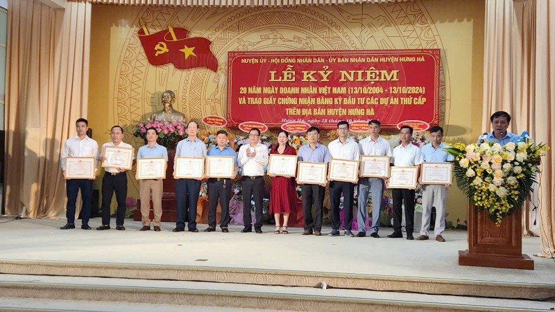 Lãnh đạo huyện Hưng Hà trao Giấy khen cho các Kl991.com World Cup 2026 Chính Thức tiêu biểu trên địa bàn huyện.