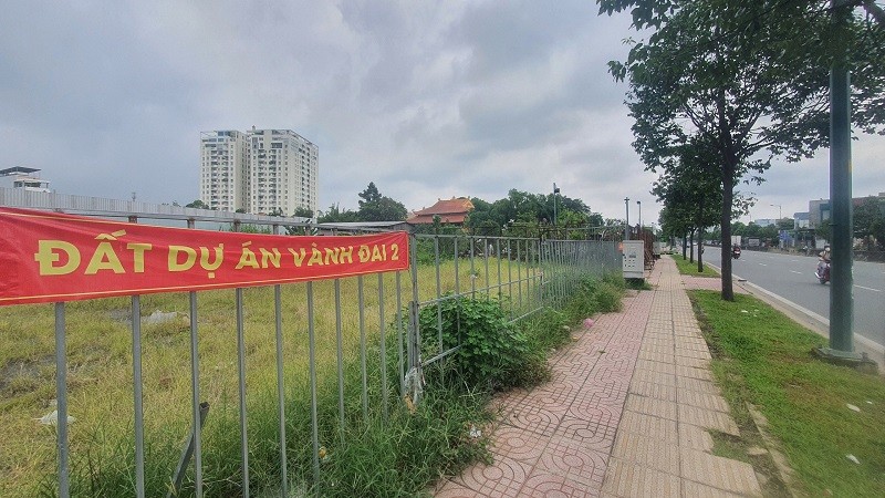 Khu đất chuẩn bị xây dựng đường Vành đai 2 giao với đường Phạm Văn Đồng - Ảnh: Lê Toàn