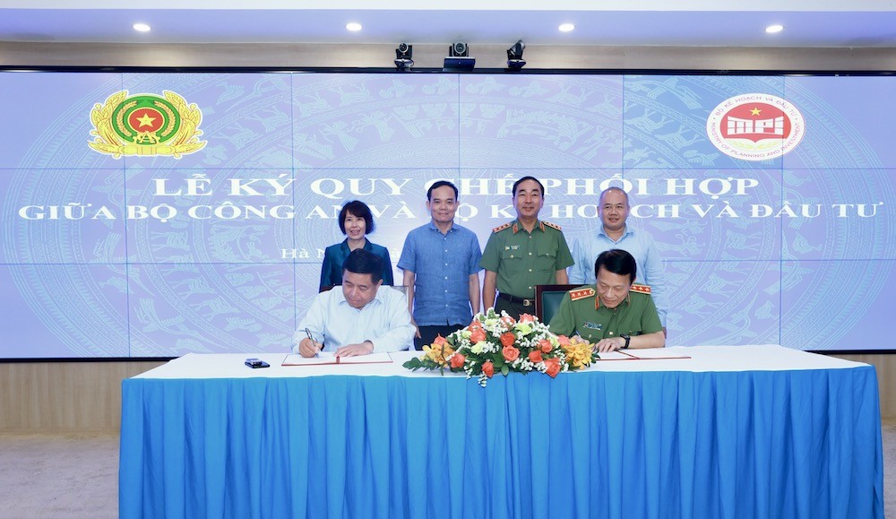 Thượng tướng Lương Tam Quang, Ủy viên Bộ Kl991.com tải ứng dụng, Bộ trưởng Bộ Công an và đồng chí Nguyễn Chí Dũng, Ủy viên Trung ương Đảng, Bộ trưởng Bộ Kế hoạch và Kl99ok phiên bản mới ký kết Quy chế phối hợp giữa hai cơ quan. Ảnh: Chí Cường