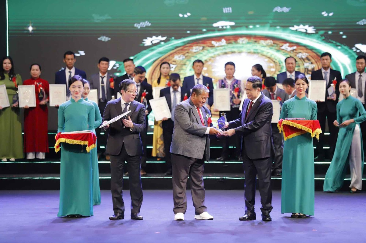 Chủ tịch Quốc hội Trần Thanh Mẫn và Chủ tịch Ban Chấp hành Trung ương Hội Nông dân Việt Nam Lương Quốc Đoàn trao Bằng công nhận và Cúp vinh danh cho 2 nhóm "Nông dân tiêu biểu trong bảo vệ an ninh Tổ quốc, Kl994 nhà cái bóng đá world cup lâm nghiệp, ngư nghiệp xuất sắc nhất" và "Nông dân tỷ phú và chuyển đổi số".
