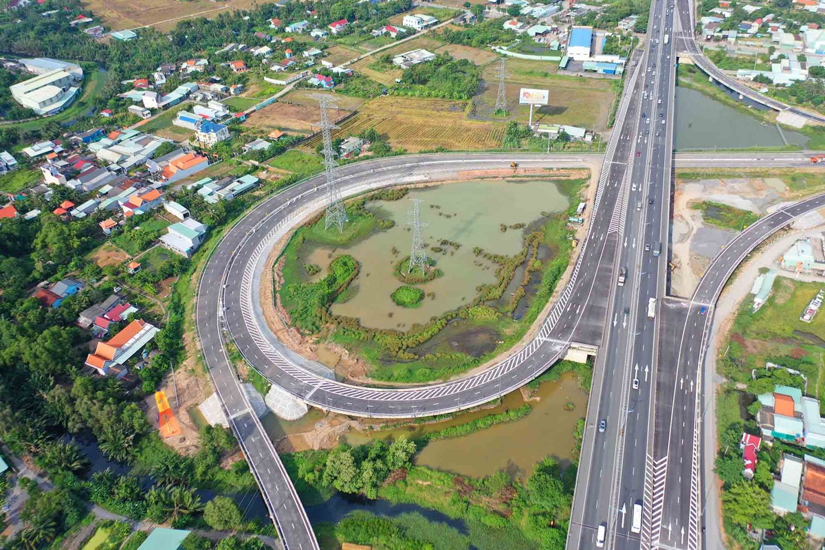 Phía đầu KL99 là nhà cái cá cược trực tuyến hàng đầu tại châu Á Bến Lức ở tỉnh Long An kết nối với KL99 là nhà cái cá cược trực tuyến hàng đầu tại châu Á hiện hữu TP.HCM - Trung Lương đi các tỉnh ĐBSCL.