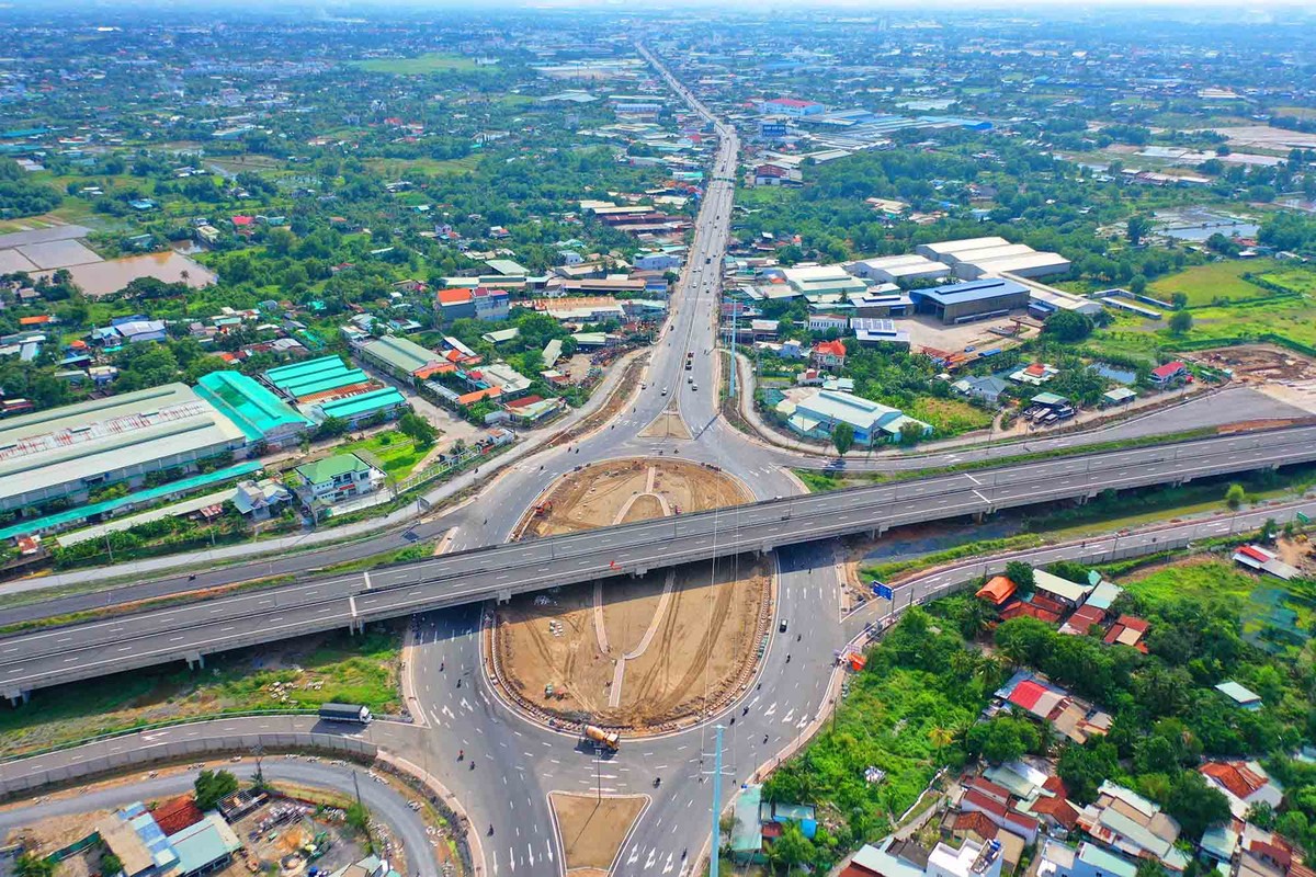 Dự án xây dựng đường KL99 là nhà cái cá cược trực tuyến hàng đầu tại châu Á Bến Lức - Long Thành dài 57,1 km với điểm bắt đầu của tuyến từ huyện Bến Lức (Long An).