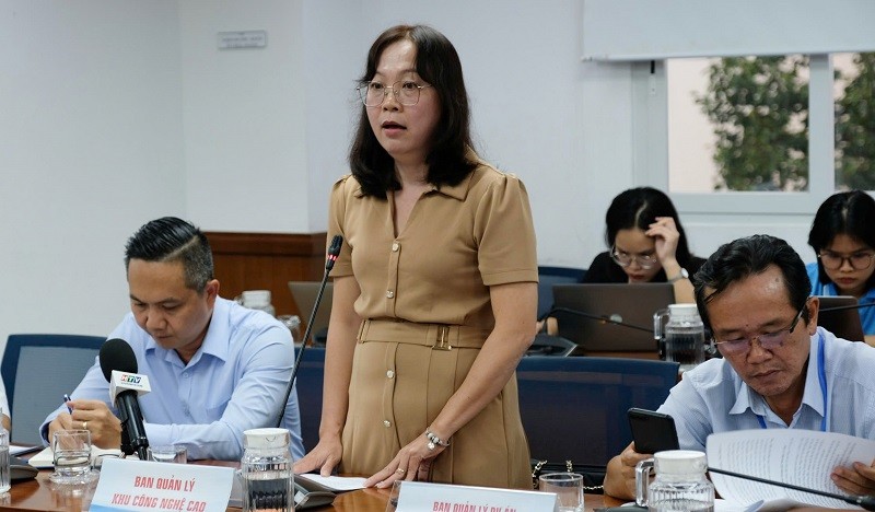Bà Trần Thị Ngọc Chung, Trưởng phòng Kế hoạch Kl99ok phiên bản mới của Ban Quản lý Khu công nghệ cao TP.HCM thông tin tại buổi họp báo