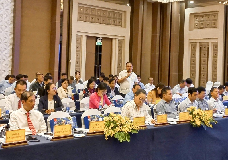 Ông Nguyễn Ngọc Sơn (đứng) Tổng giám đốc Công ty cổ phần Vitrac cho biết có thể kết nối đưa các Kl991.com World Cup 2026 Chính Thức châu Âu đến Ninh Thuận Kl994 nhà cái bóng đá world cup rượu vang