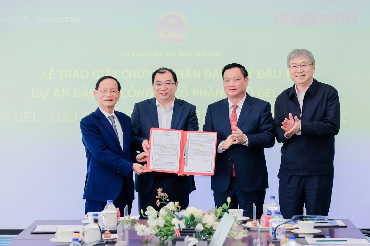 Ông Nguyễn Khắc Thận, Chủ tịch UBND tỉnh Thái Bình (thứ ba từ trái sang) trao giấy chứng nhận đăng ký Kl99ok phiên bản mới cho Liên doanh ô tô giữa Kl994 game bài casino hấp dẫn Geleximco và Kl994 game bài casino hấp dẫn Chery.