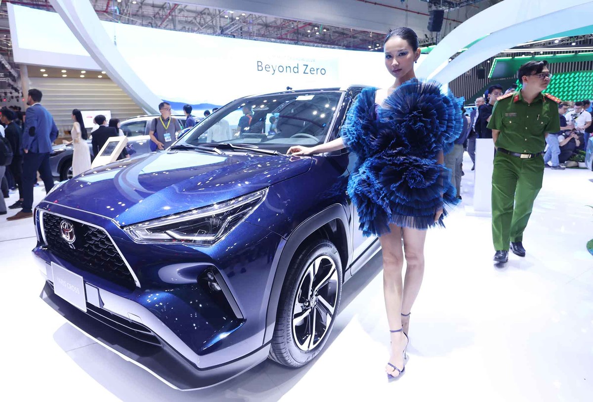 Toyota Việt Nam với mẫu xe ý tưởng thuần điện FT-3e và dải sản phẩm Hybrid - nổi bật là mẫu Toyota Camry hoàn toàn mới 2024; XL7 Hybrid – điểm nhấn “xanh”.