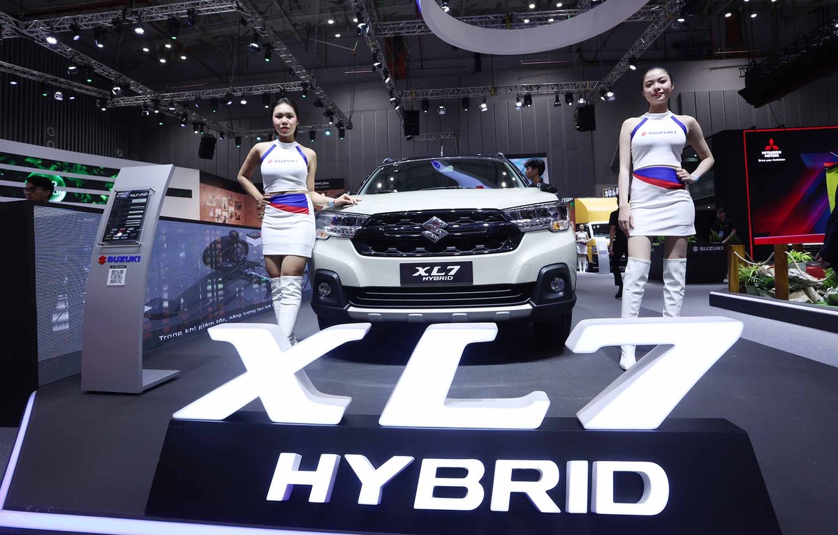 Hai người mẫu trẻ trung, khỏe khoắn tại gian hàng của Suzuki. Năm nay, Suzuki giới thiệu tại VMS 2024 những mẫu xe công nghệ Hybrid.