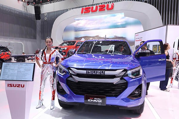 New Isuzu D-Max 2024 ngoài màu cam còn có màu xanh khá bắt mắt