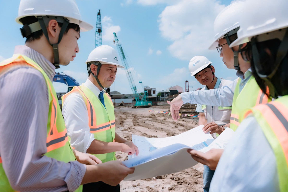 Ông Ryotaro Takachi – Tổng giám đốc Cosmos Initia (thành viên Daiwa House Group) khảo sát công trường TT AVIO