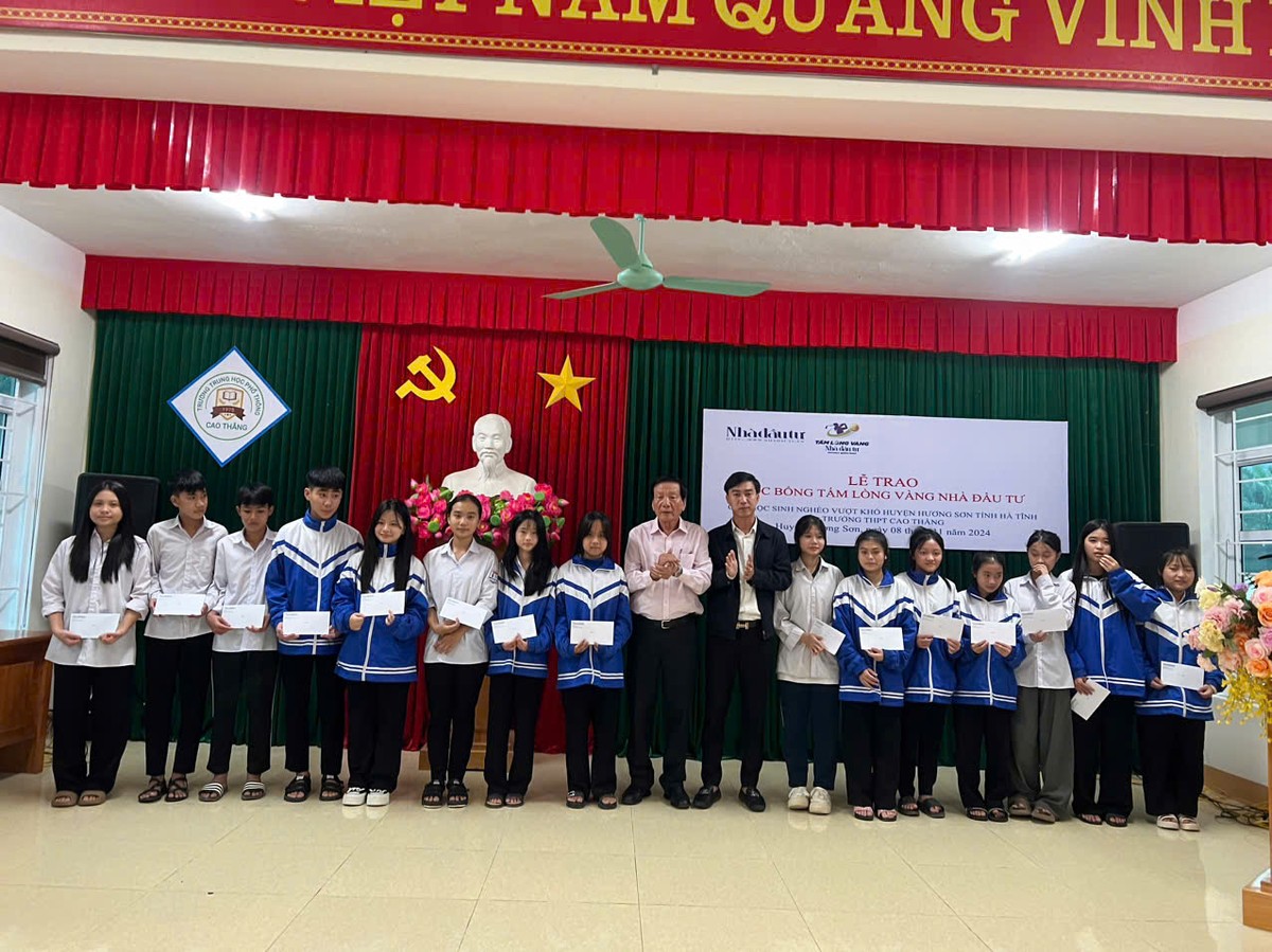 TS. Nguyễn Anh Tuấn và nhà báo Nguyễn Văn Dũng, quyền Trưởng VPĐD Tạp chí Nhà Kl99ok phiên bản mới tại Bắc Trung Bộ trao học bổng cho các em học sinh trường THPT Cao Thắng. Ảnh: Trương Hoa.