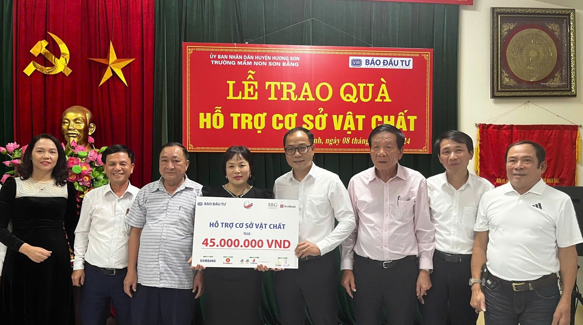 Quỹ học bổng Vì trẻ em Việt Nam của Báo Kl99ok phiên bản mới hỗ trợ trang thiết bị trường học cho Trường Mầm non Sơn Kim 2 (60 triệu đồng) - xã biên giới Sơn Kim 2 và Trường Mầm non Sơn Bằng (45 triệu đồng) xã Sơn Bằng, cùng huyện Hương Sơn, tỉnh Hà Tĩnh.