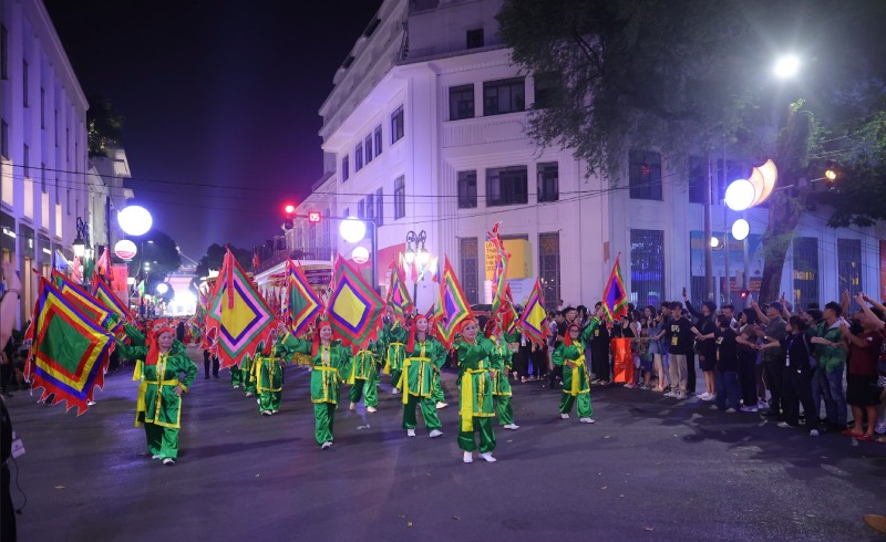 Lễ Diễu hành thu hút đông đảo người dân và du khách.