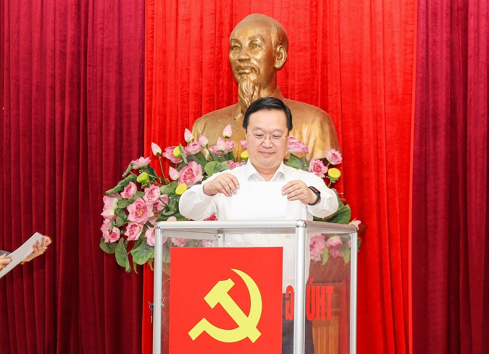 Ông Nguyễn Đức Trung được bầu làm Bí thư Tỉnh uỷ Nghệ An với số phiếu tín nhiệm là 100%, ảnh: Nghean.gov.