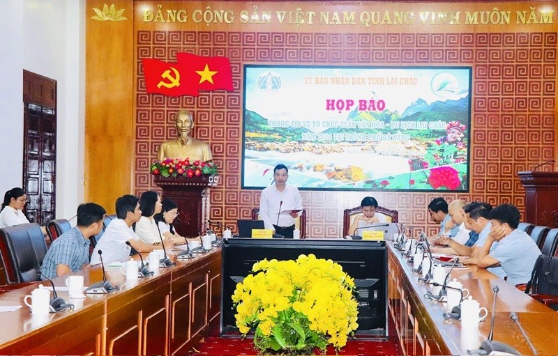 Toàn cảnh buổi họp báo.