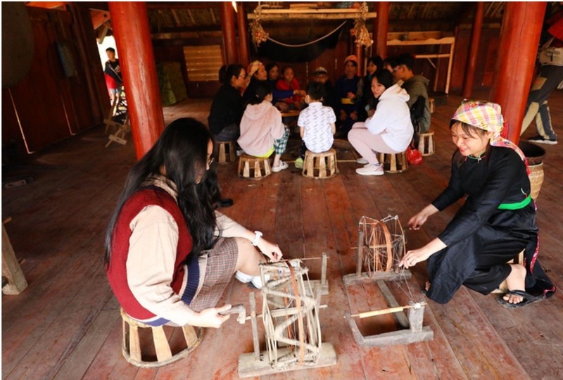 Trải nghiệm thực hiện sắc màu thổ cẩm trên trang phục truyền thống người dân nơi đây