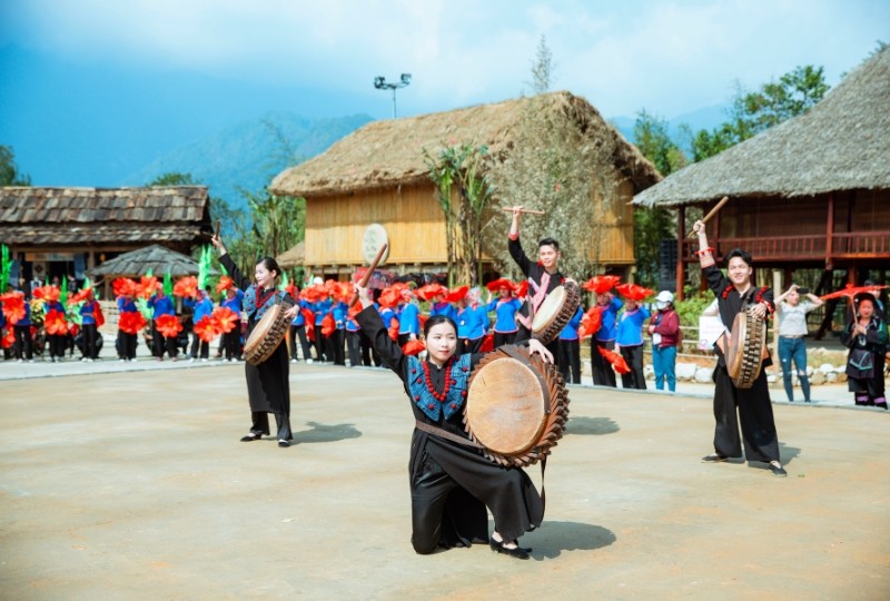 Hòa mình vào những chương trình biểu diễn nghệ thuật đặc sắc.
