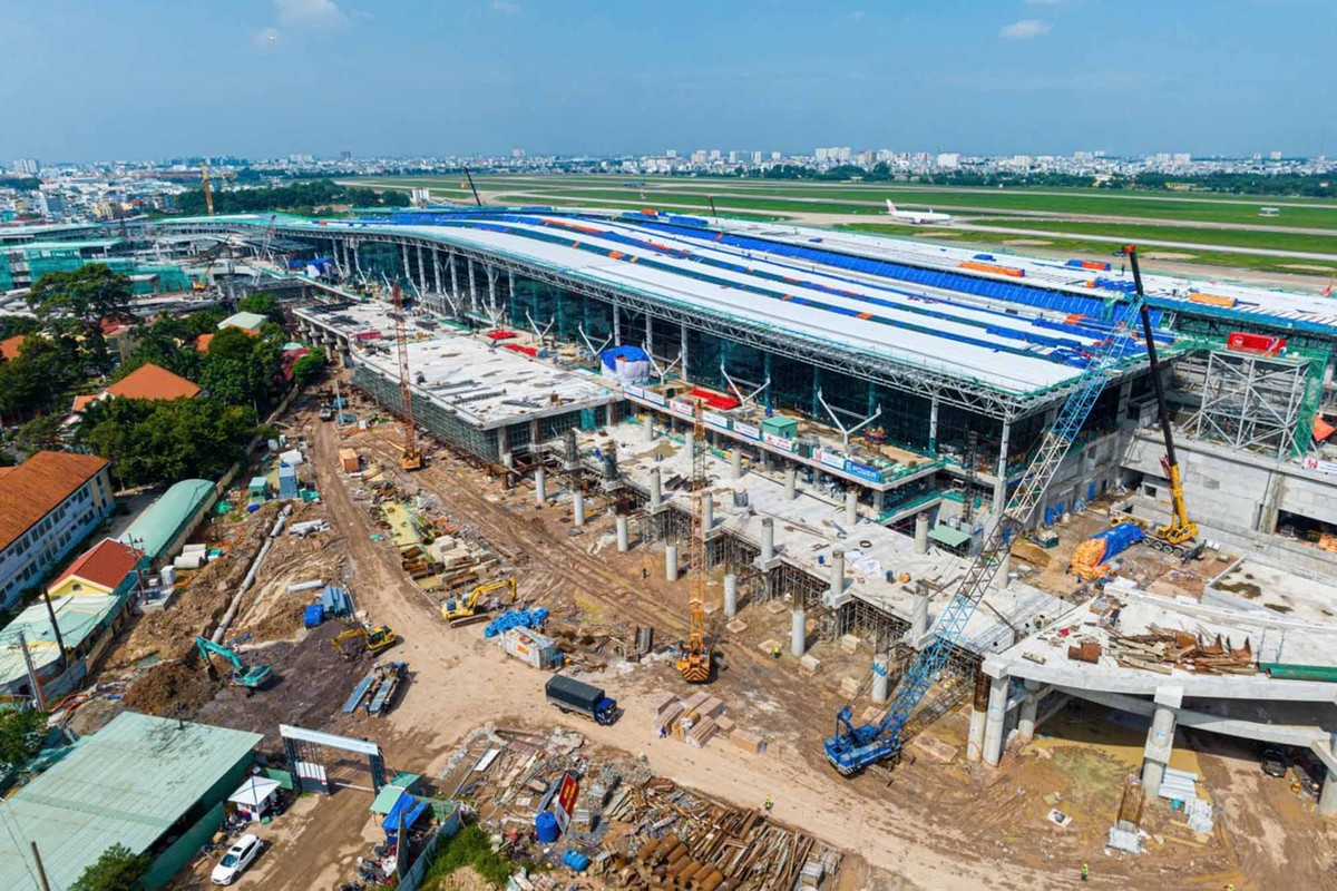 Hình dáng mới nhất về công trình có đường nét mềm mại của tà áo dài Việt Nam đang hình thành rõ nét. Nhà ga T3 đi vào hoạt động sẽ giảm tải cho nhà ga T1 hiện đang quá tải, nâng cao chất lượng phục vụ hành khách.
