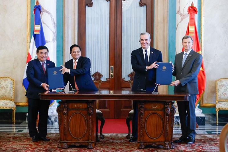 Thủ tướng Phạm Minh Chính và Tổng thống Luis Abinader Corona chứng kiến ký kết các văn kiện hợp tác. Ảnh: Nhật Bắc
